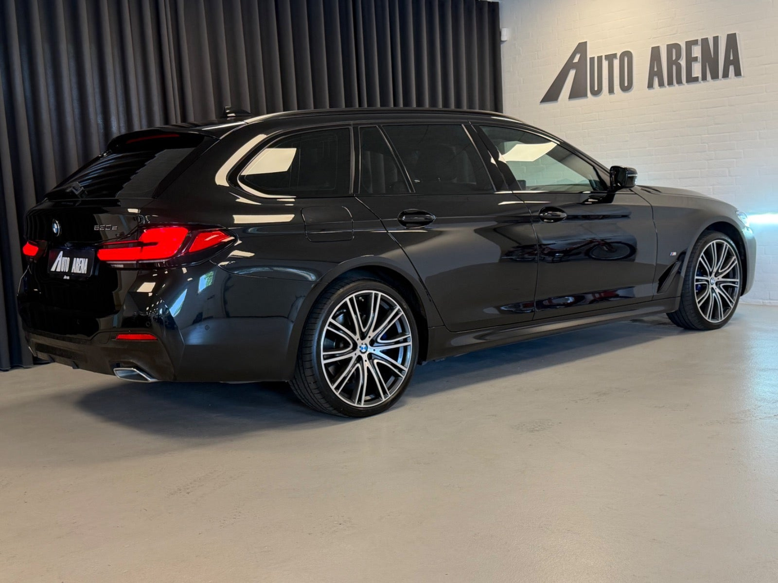 Sort BMW 530e fra 2021
