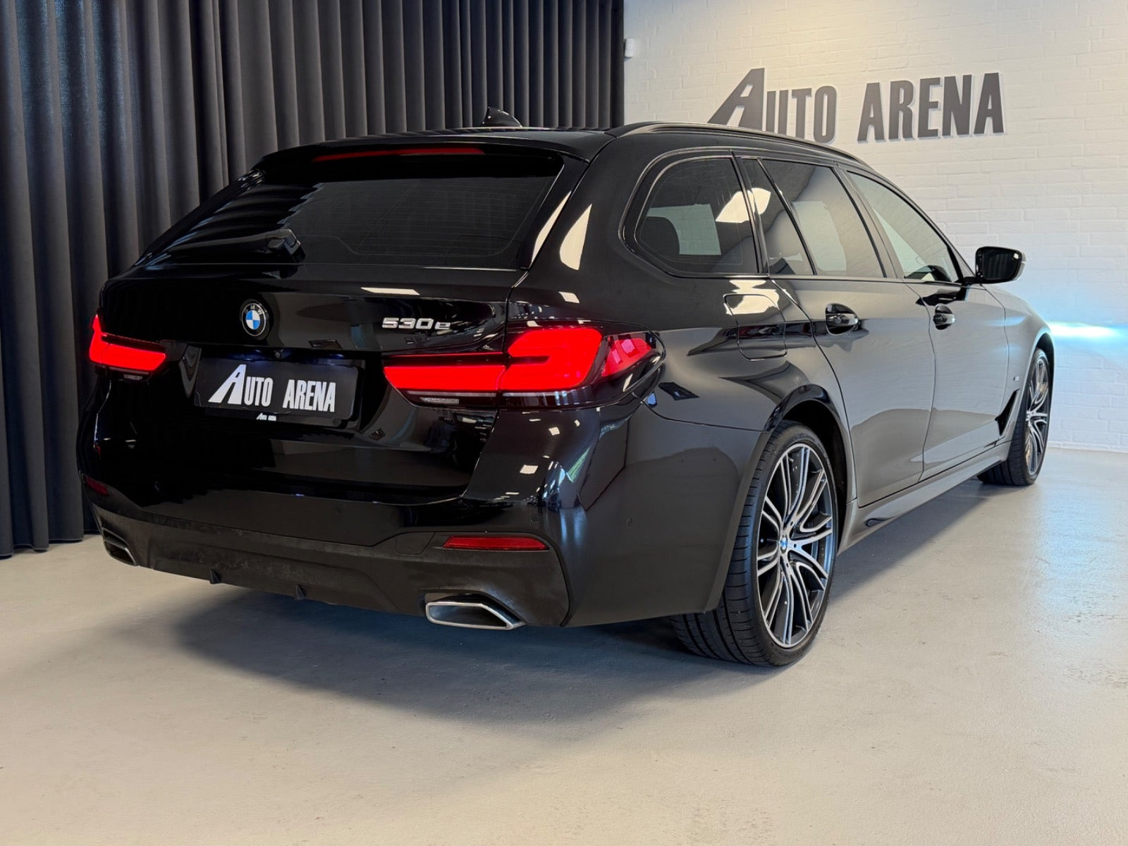 Sort BMW 530e fra 2021