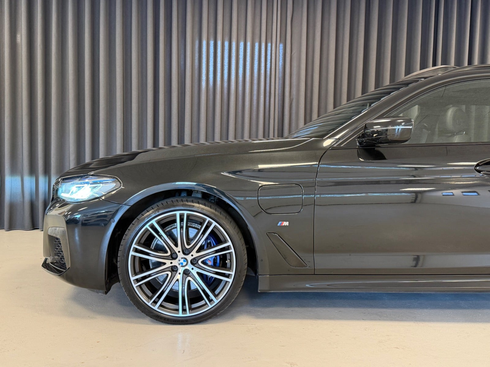 Sort BMW 530e fra 2021