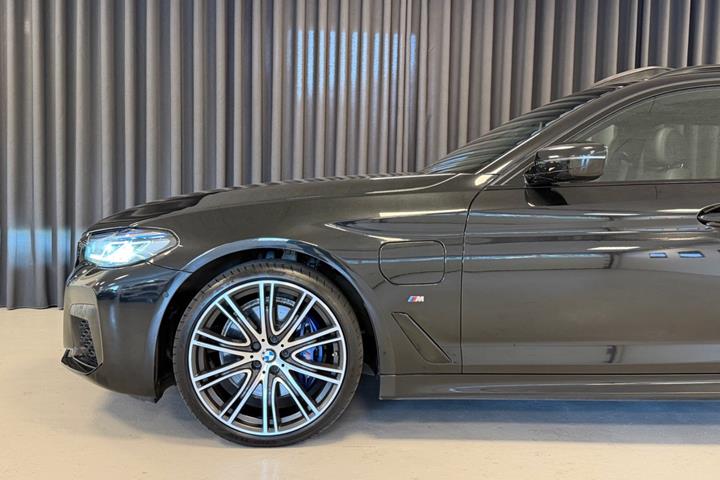 Sort BMW 530e fra 2021