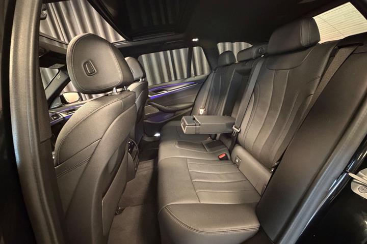 Sort BMW 530e fra 2021