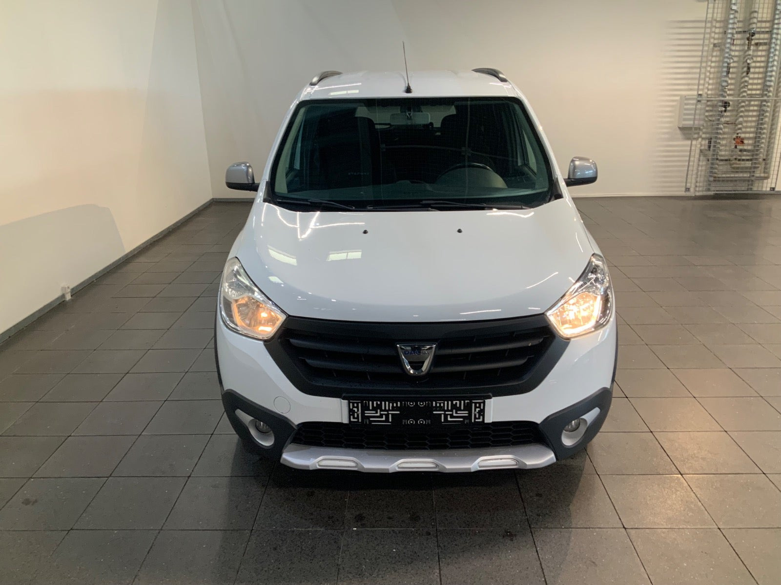 Hvid Dacia Lodgy Stepway fra 2016