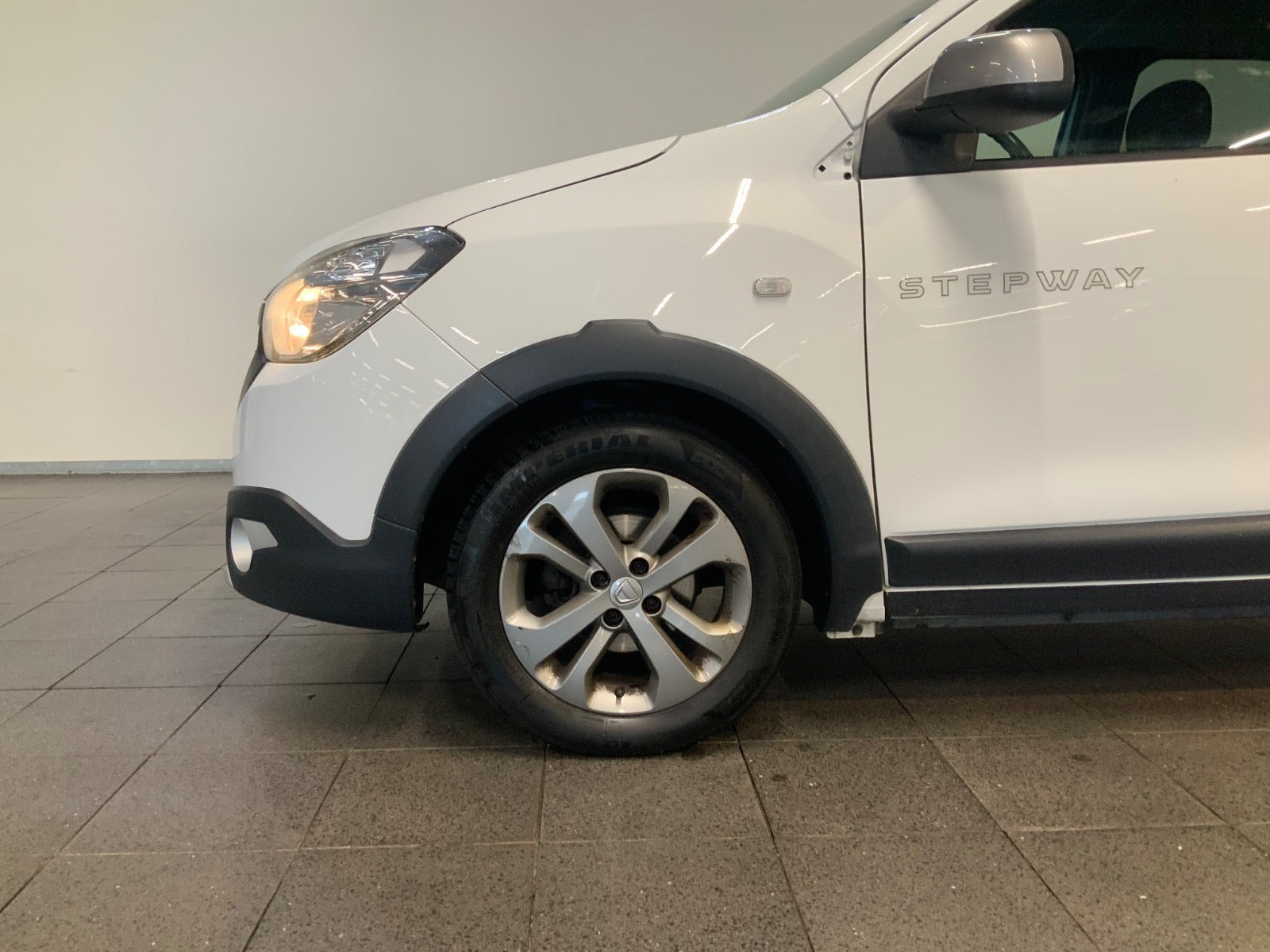 Hvid Dacia Lodgy Stepway fra 2016