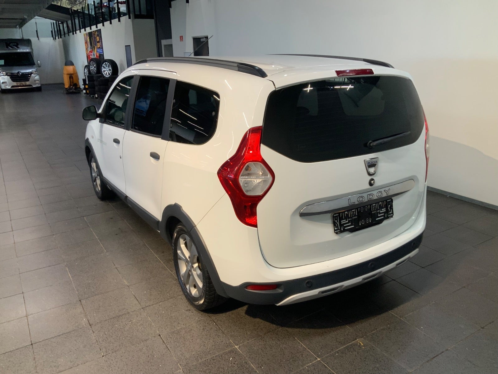 Hvid Dacia Lodgy Stepway fra 2016