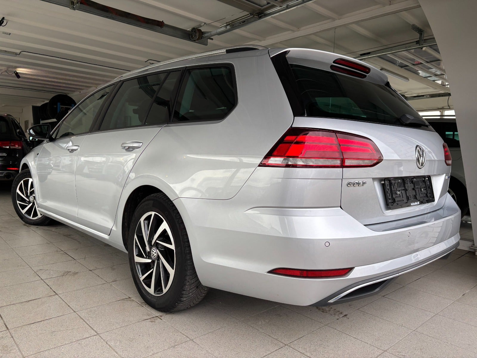 Grå VW Golf VII fra 2018