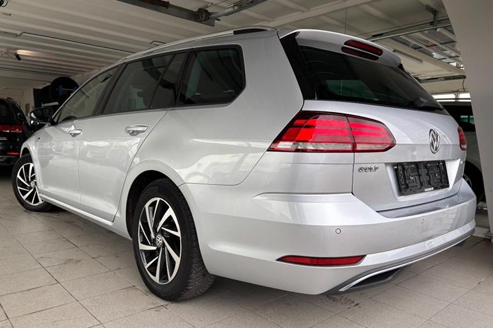 Grå VW Golf VII fra 2018