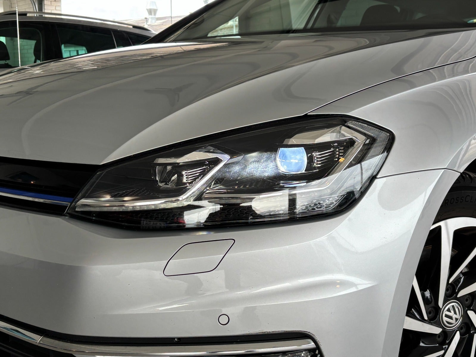 Grå VW Golf VII fra 2018