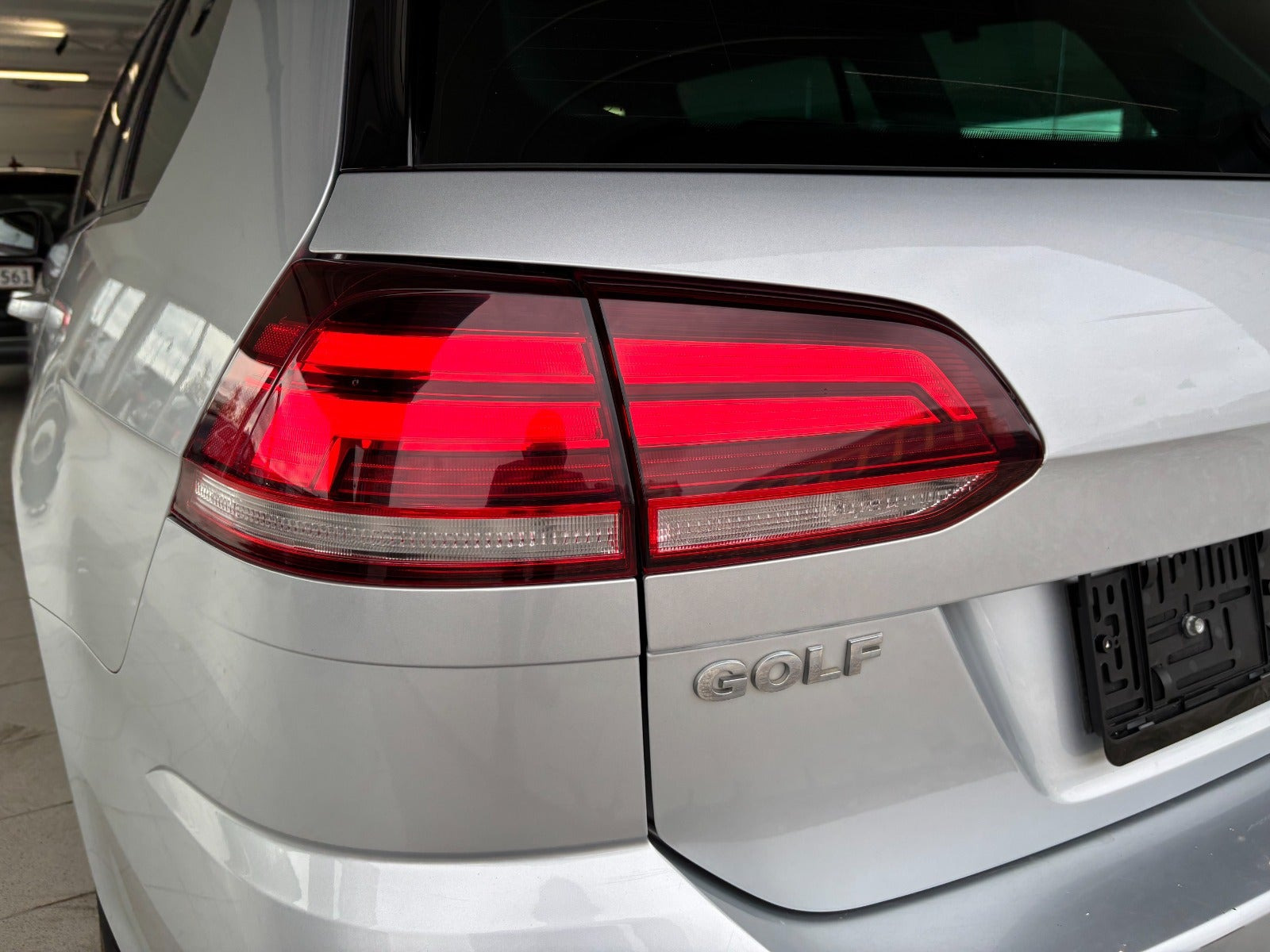 Grå VW Golf VII fra 2018