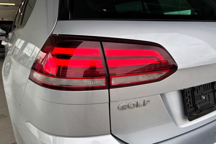 Grå VW Golf VII fra 2018