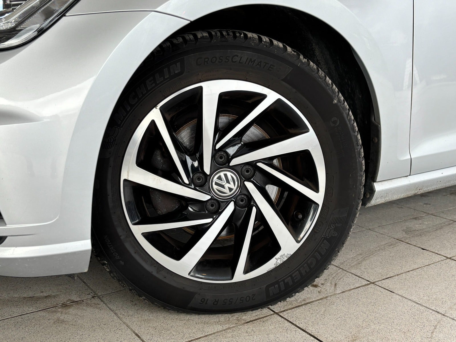 Grå VW Golf VII fra 2018