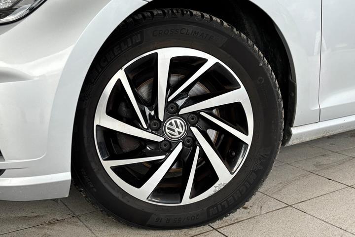Grå VW Golf VII fra 2018