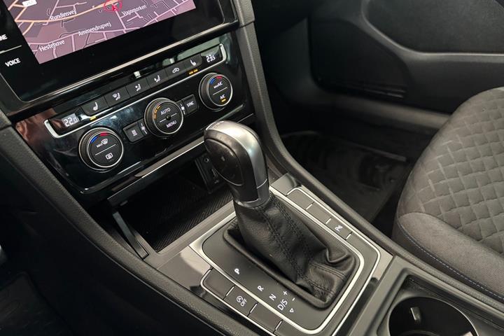 Grå VW Golf VII fra 2018