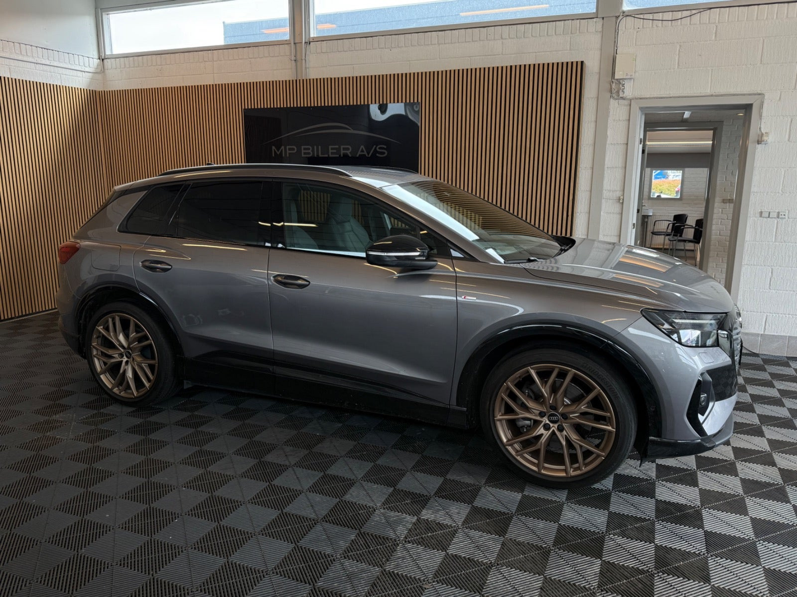 Grå Audi Q4 e-tron fra 2022