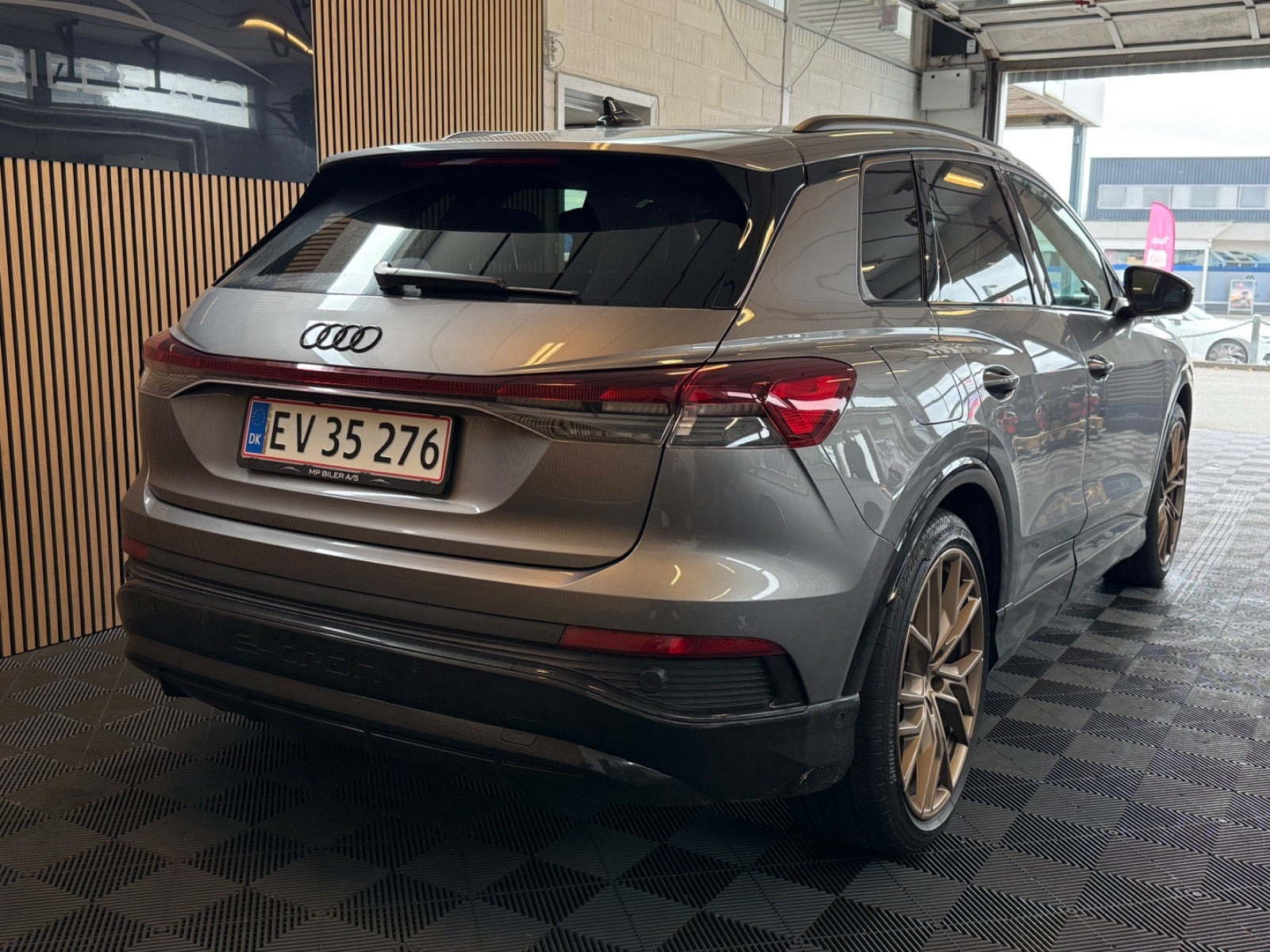 Grå Audi Q4 e-tron fra 2022
