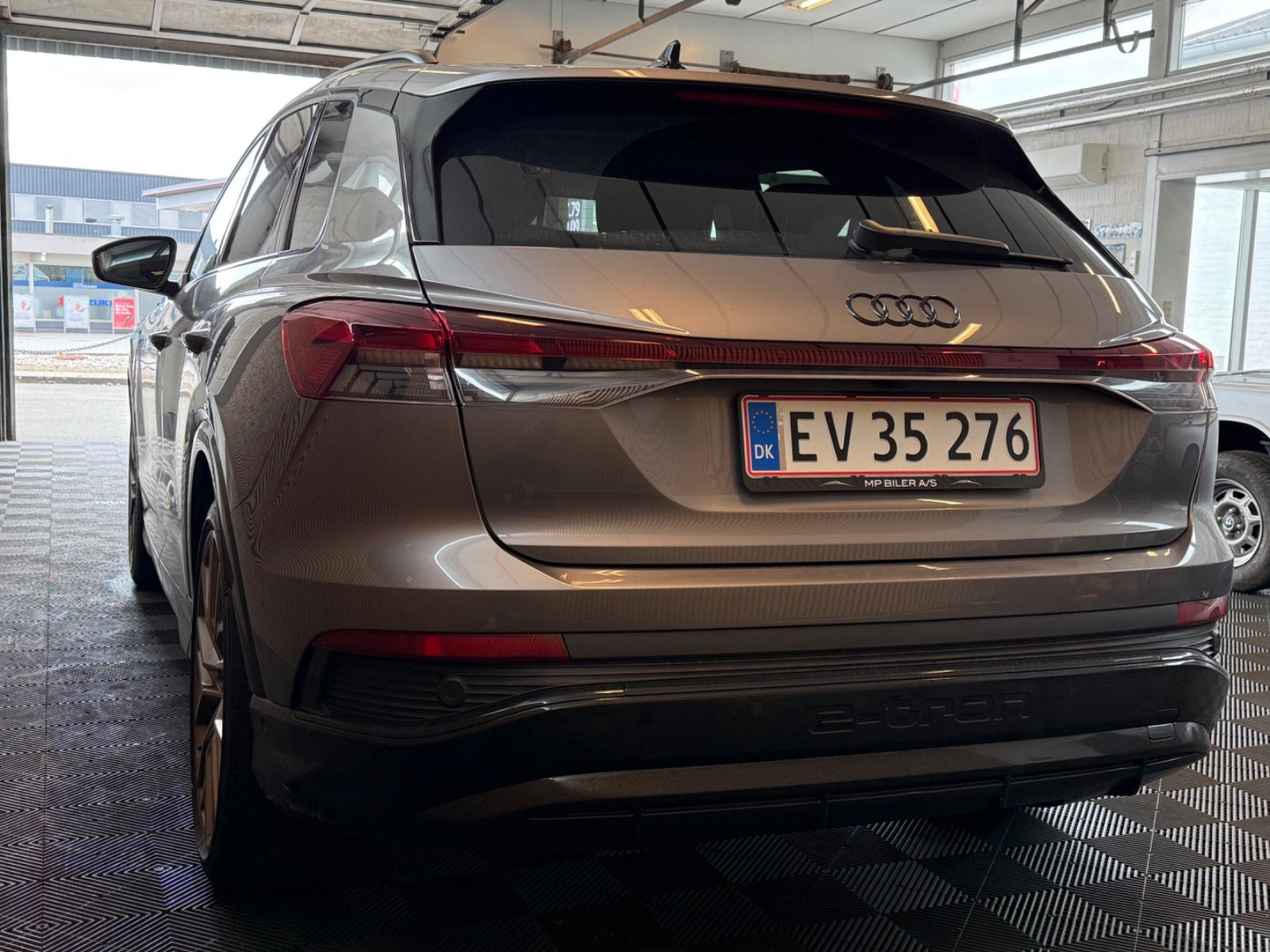 Grå Audi Q4 e-tron fra 2022