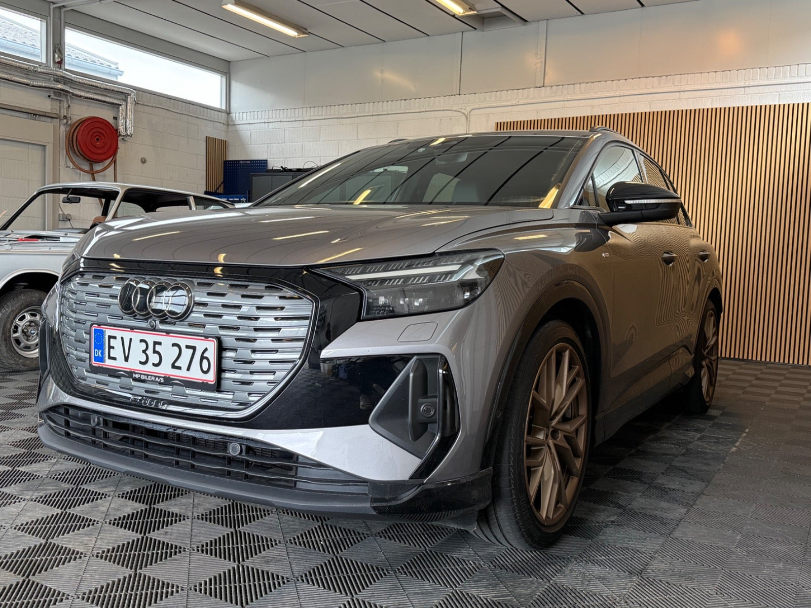 Grå Audi Q4 e-tron fra 2022