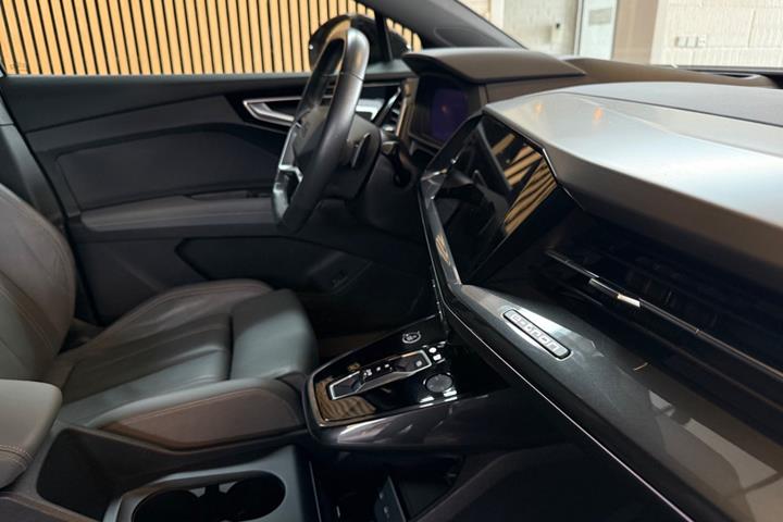 Grå Audi Q4 e-tron fra 2022