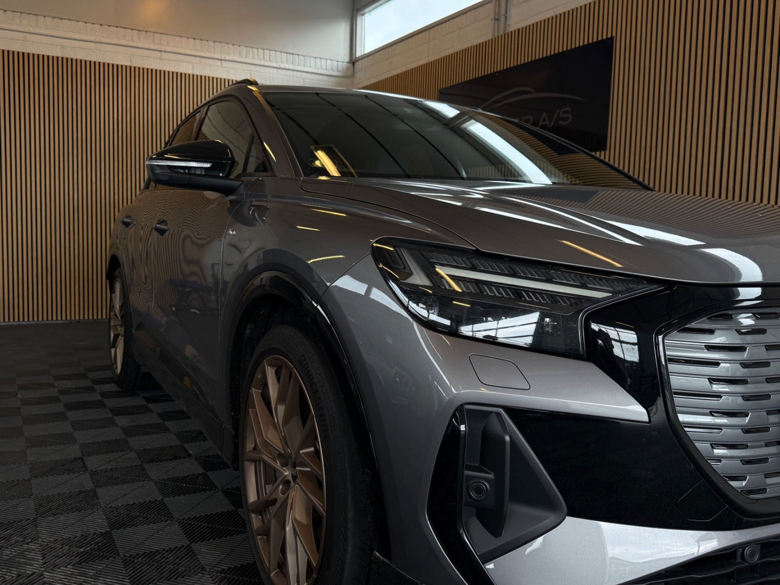 Grå Audi Q4 e-tron fra 2022