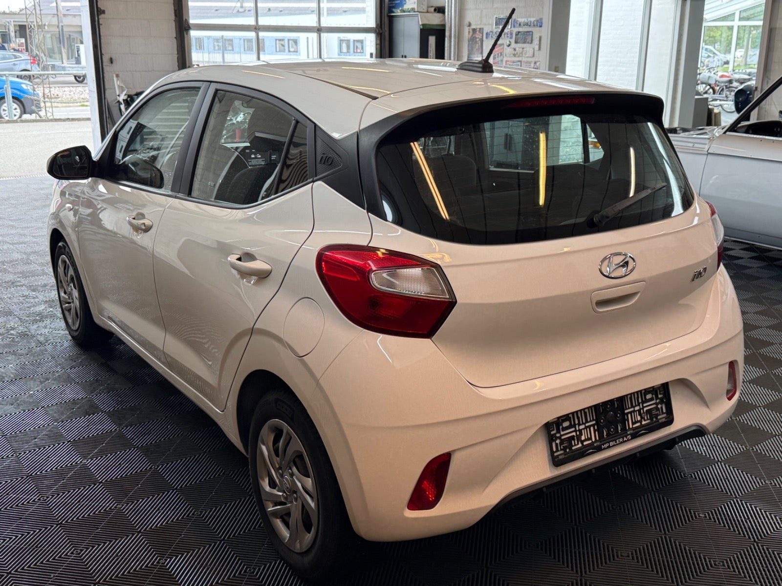 Hvid Hyundai i10 fra 2021