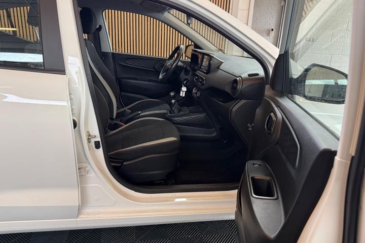 Hvid Hyundai i10 fra 2021