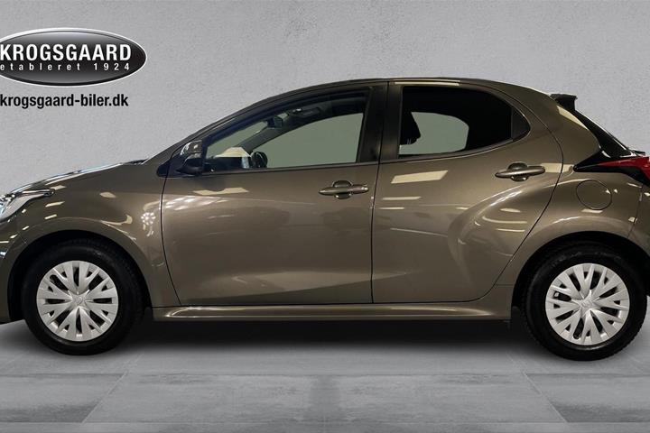 Grå Toyota Yaris fra 2021