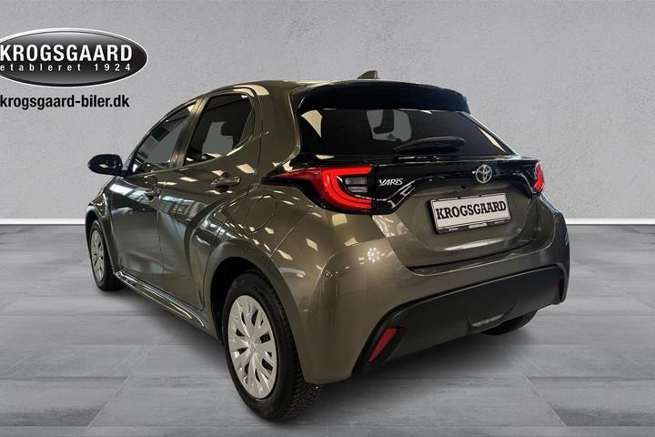 Grå Toyota Yaris fra 2021