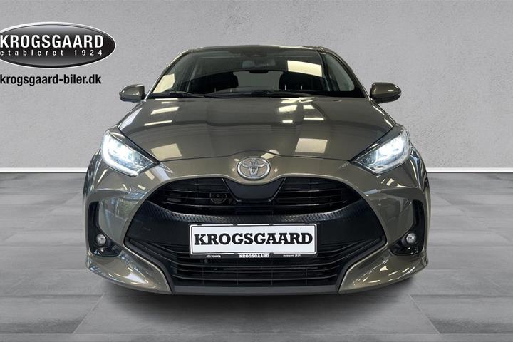 Grå Toyota Yaris fra 2021