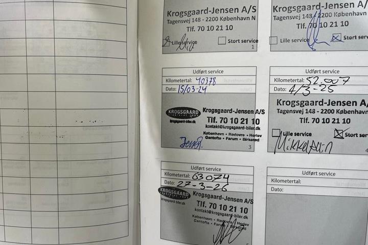 Grå Toyota Yaris fra 2021