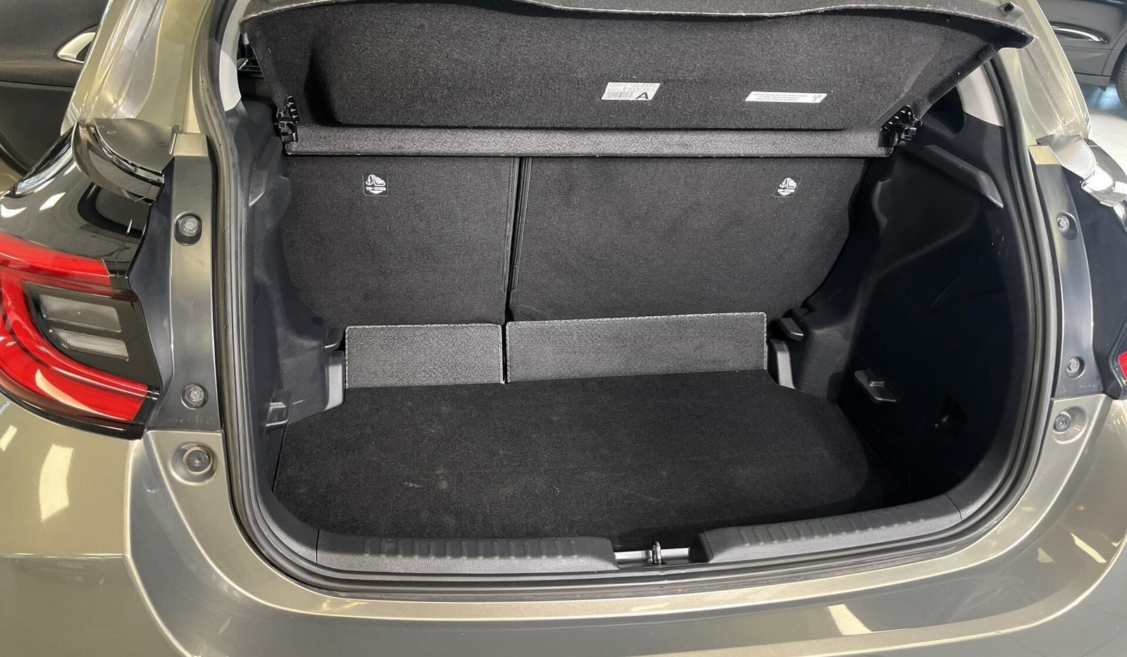 Grå Toyota Yaris fra 2021
