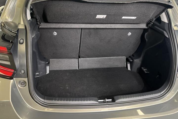 Grå Toyota Yaris fra 2021
