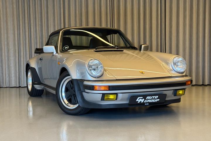 Sølv Porsche 911 fra 1987