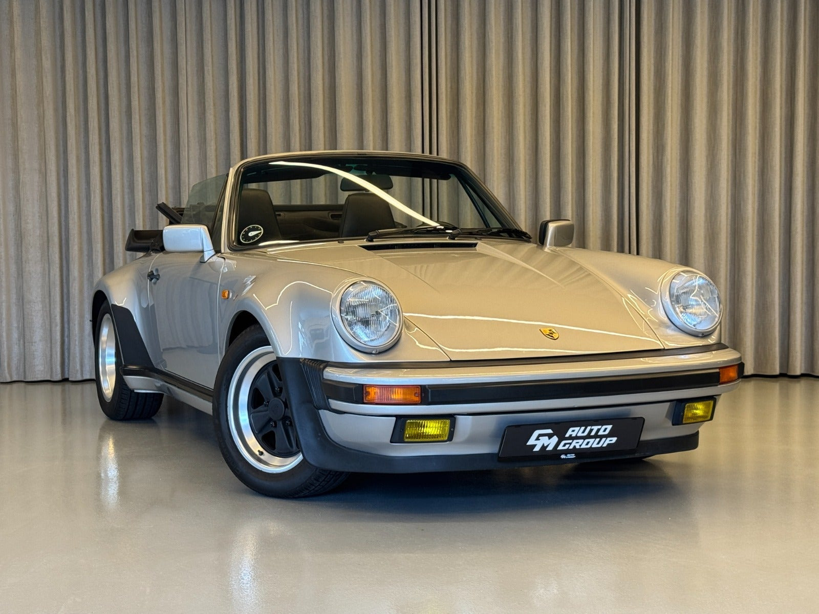 Sølv Porsche 911 fra 1987