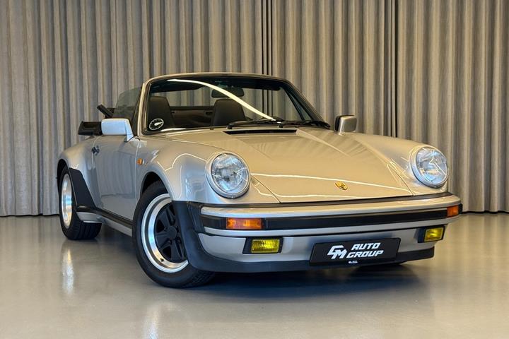 Sølv Porsche 911 fra 1987