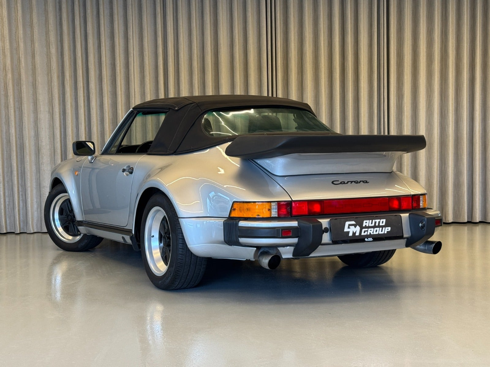 Sølv Porsche 911 fra 1987