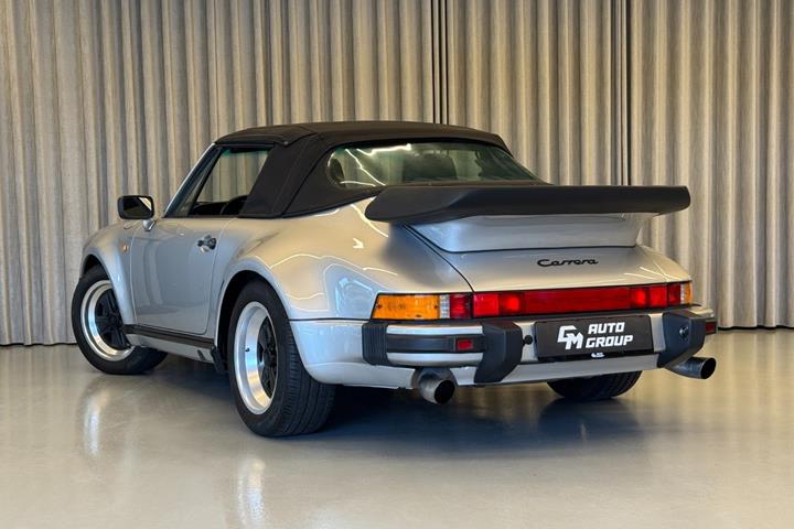 Sølv Porsche 911 fra 1987