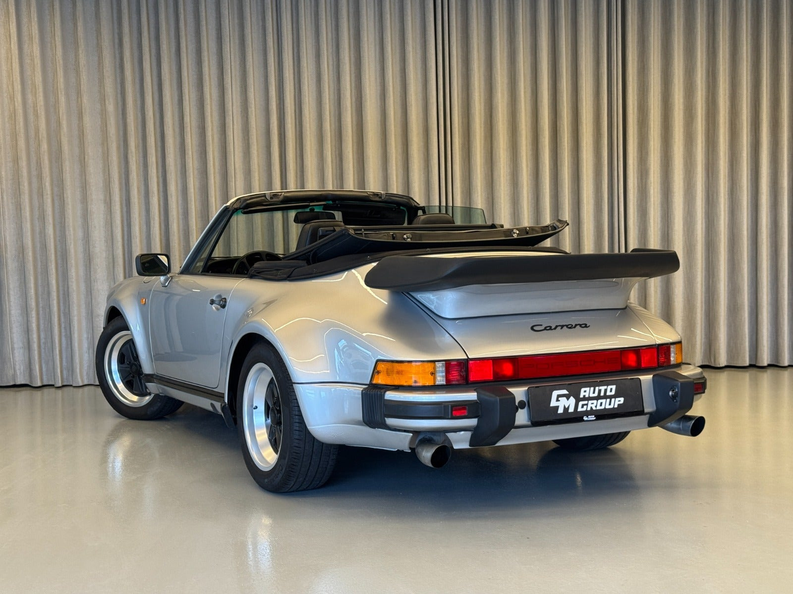 Sølv Porsche 911 fra 1987