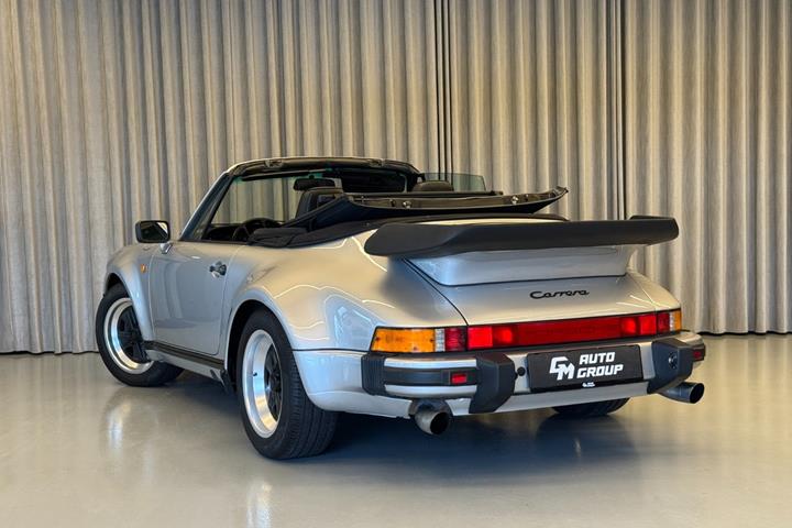 Sølv Porsche 911 fra 1987