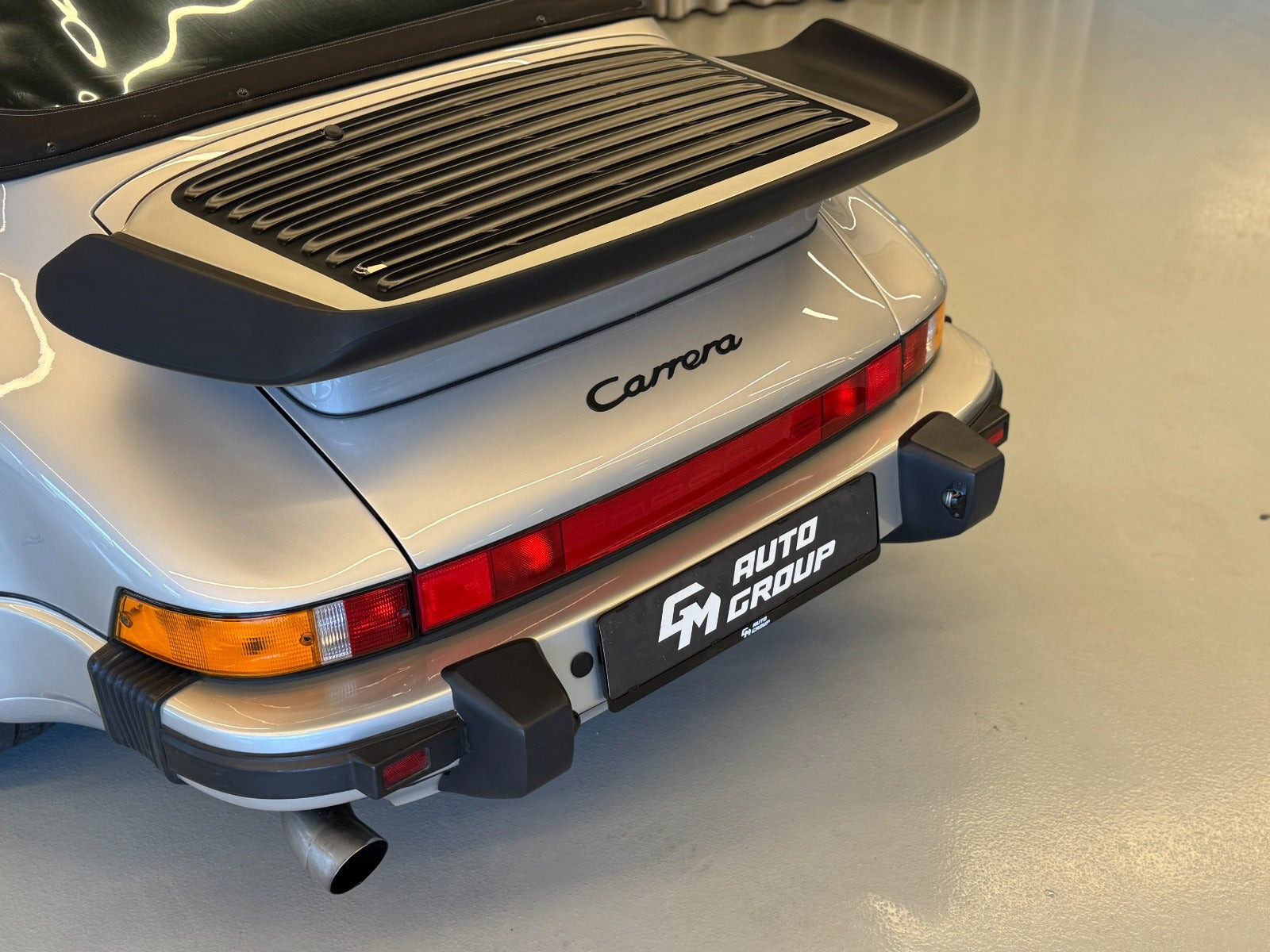 Sølv Porsche 911 fra 1987