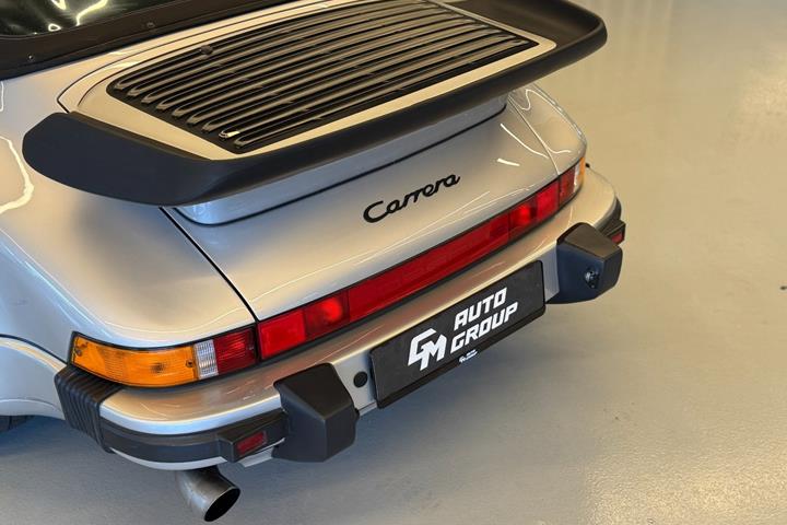 Sølv Porsche 911 fra 1987