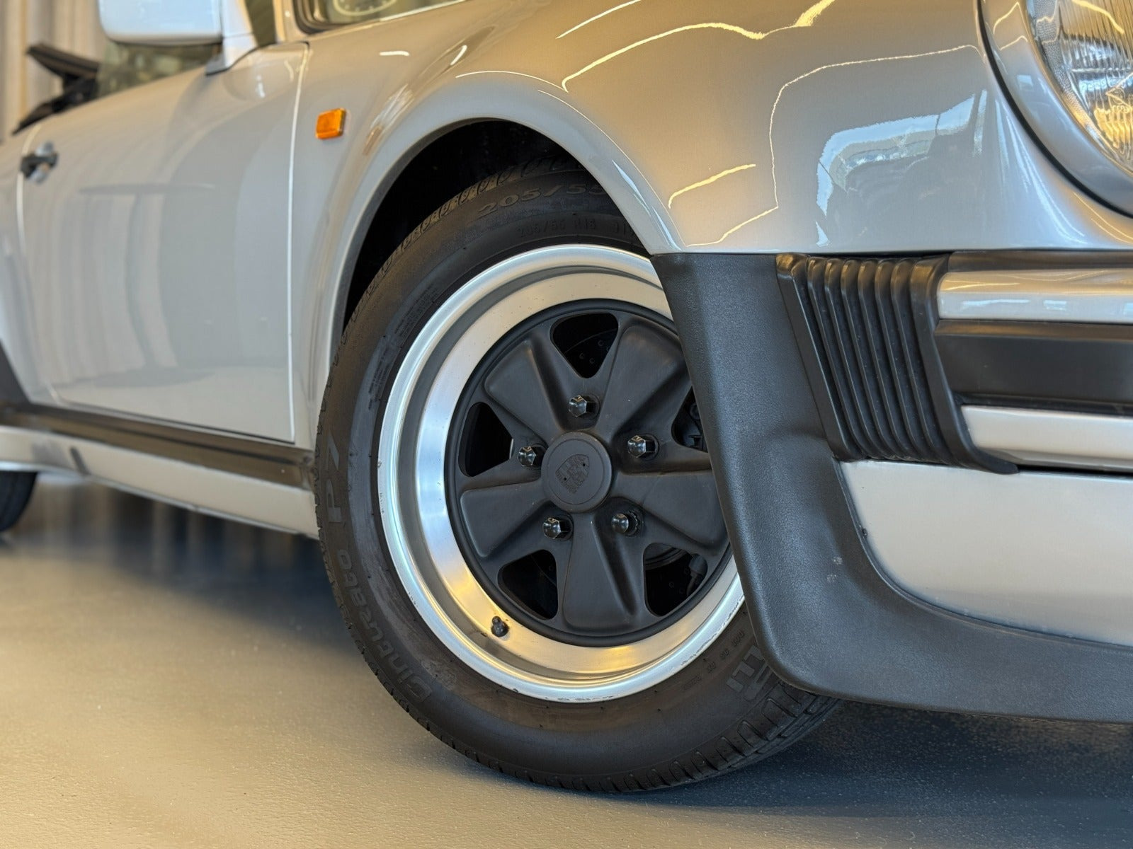 Sølv Porsche 911 fra 1987