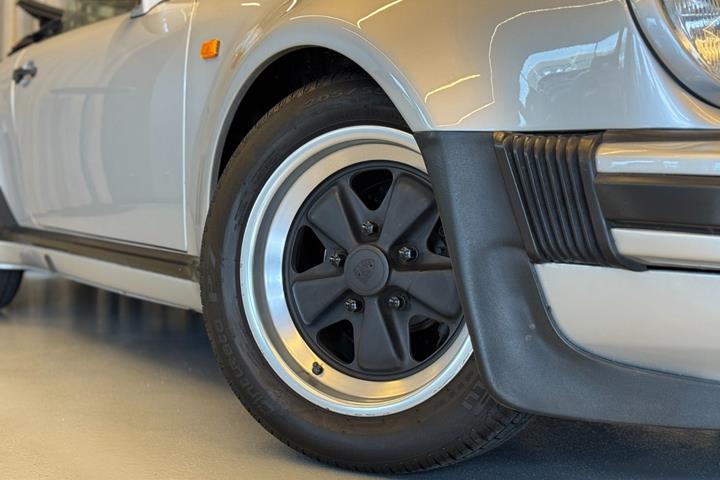 Sølv Porsche 911 fra 1987