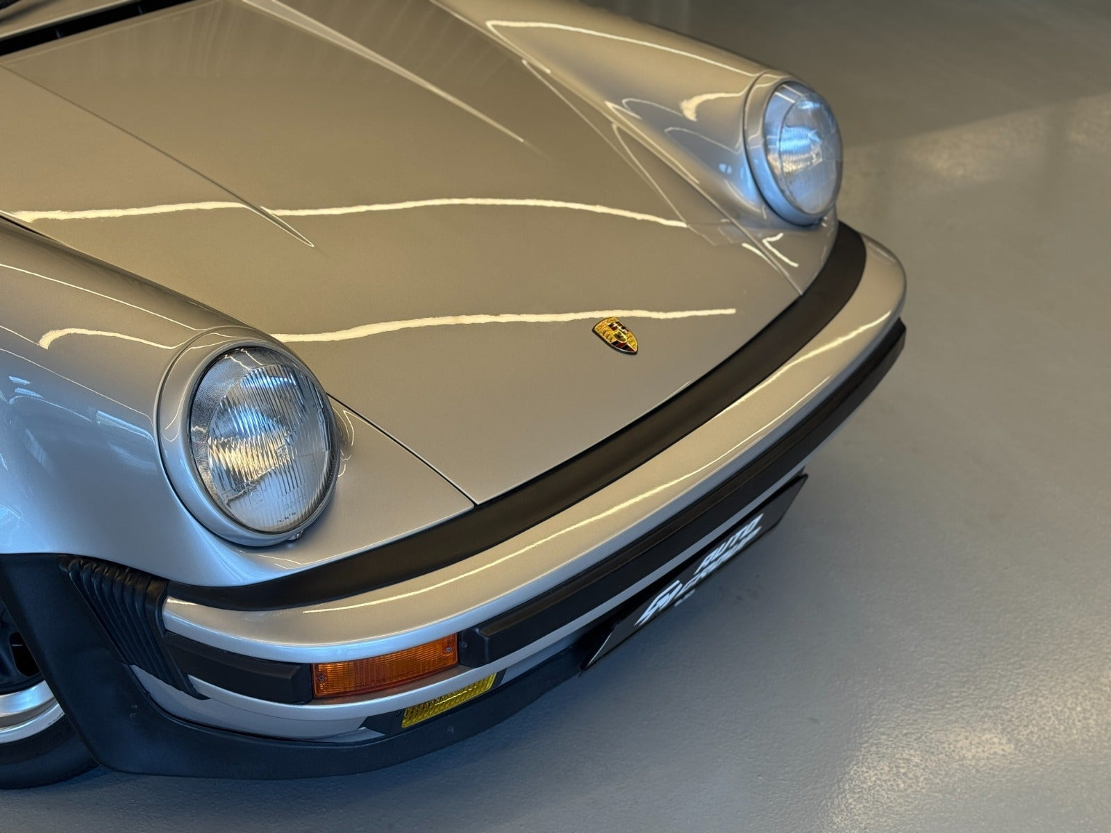 Sølv Porsche 911 fra 1987