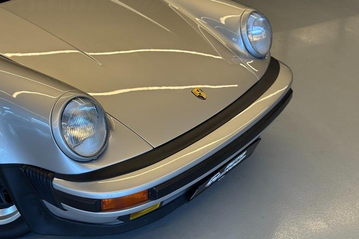 Sølv Porsche 911 fra 1987