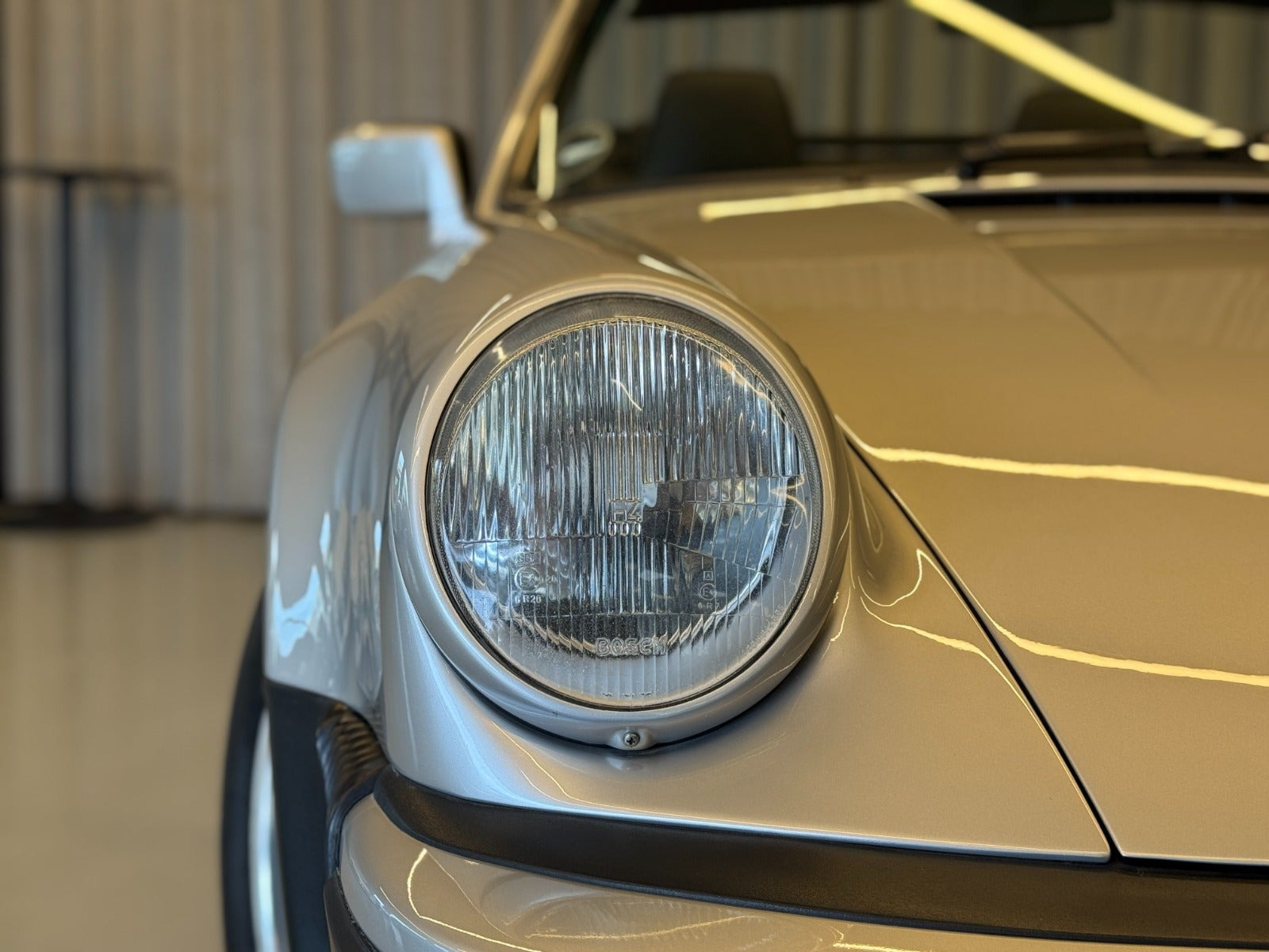 Sølv Porsche 911 fra 1987