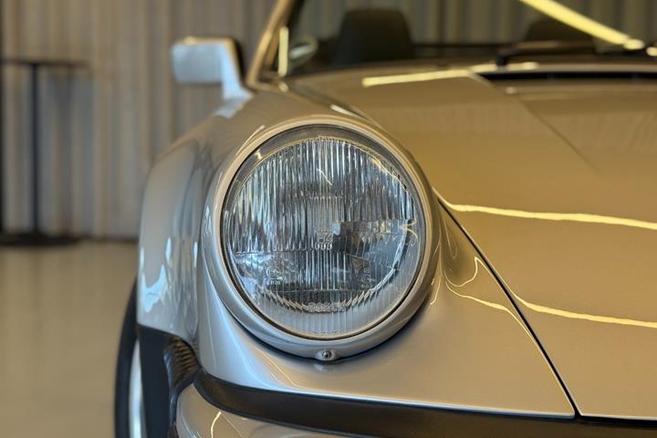 Sølv Porsche 911 fra 1987