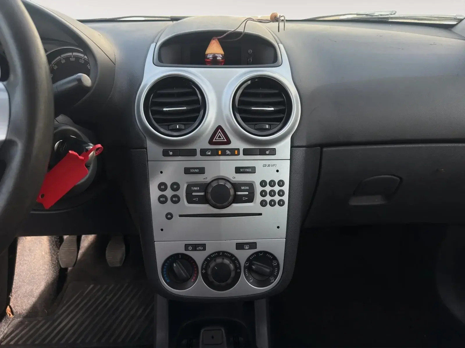 Hvid Opel Corsa fra 2013