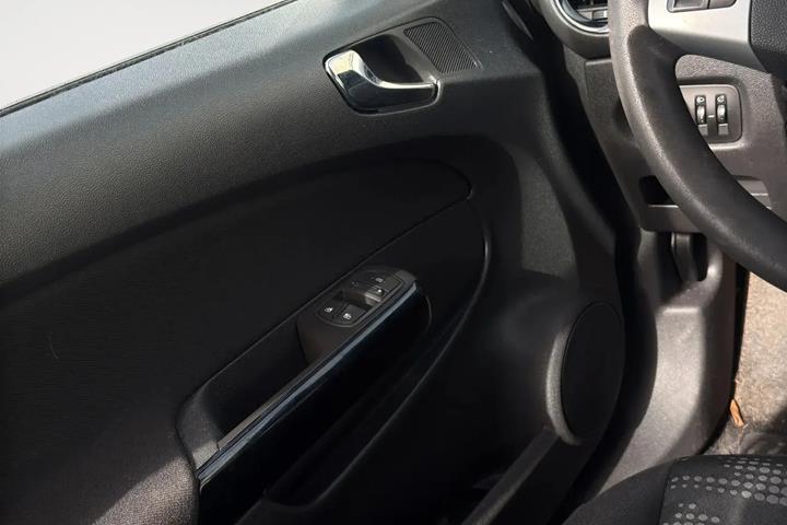 Hvid Opel Corsa fra 2013