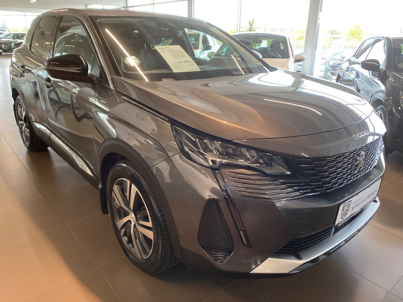 Grå Peugeot 3008 fra 2021