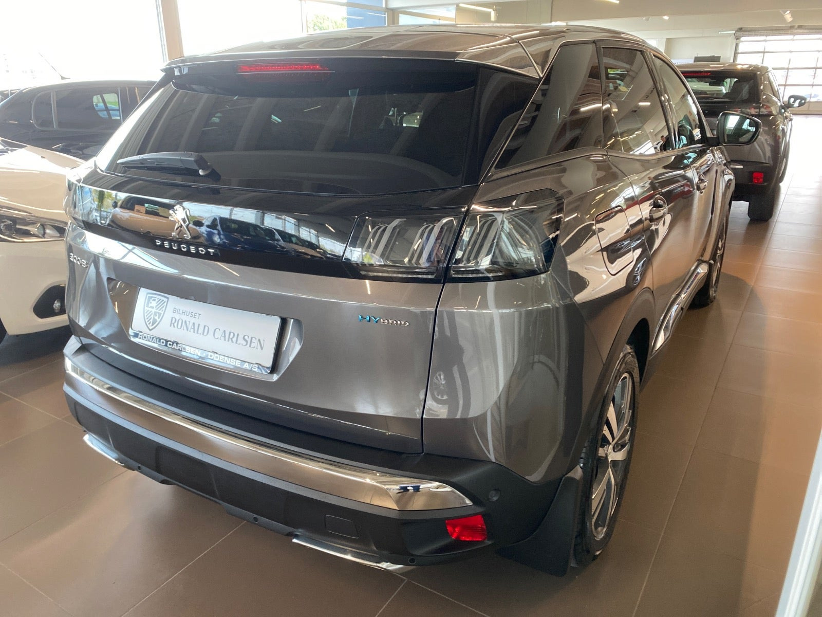 Grå Peugeot 3008 fra 2021