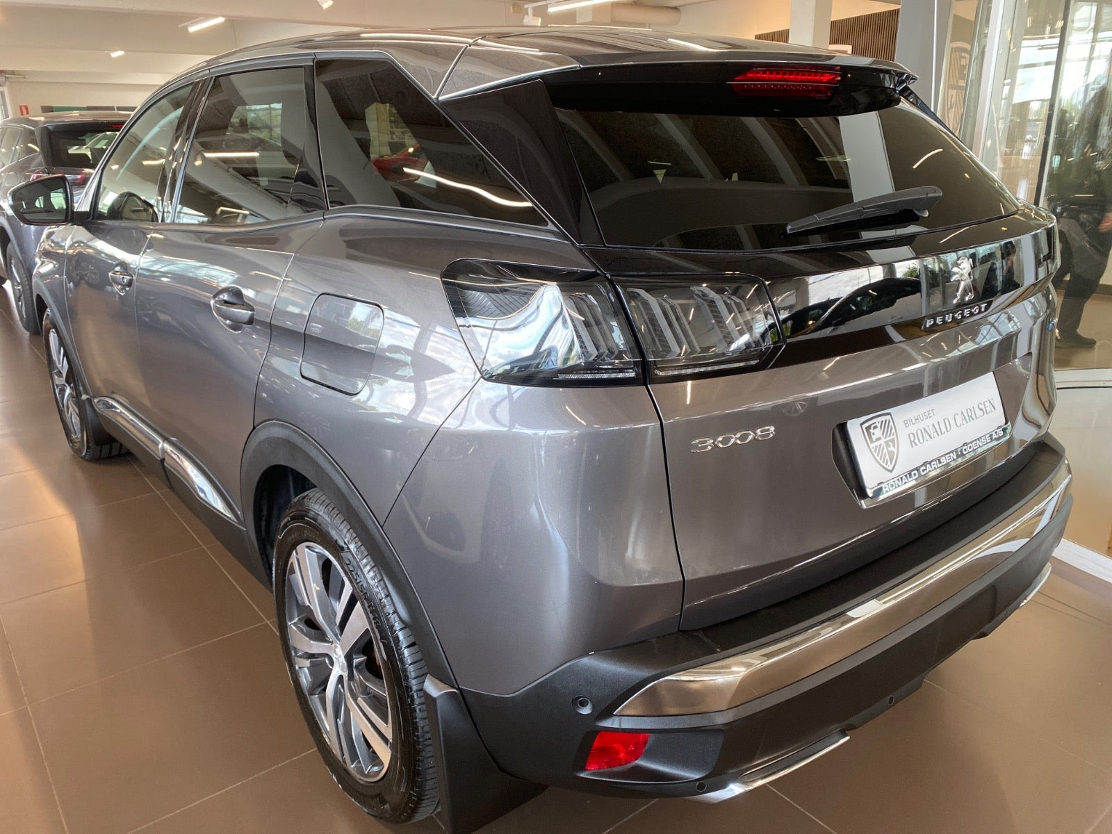 Grå Peugeot 3008 fra 2021